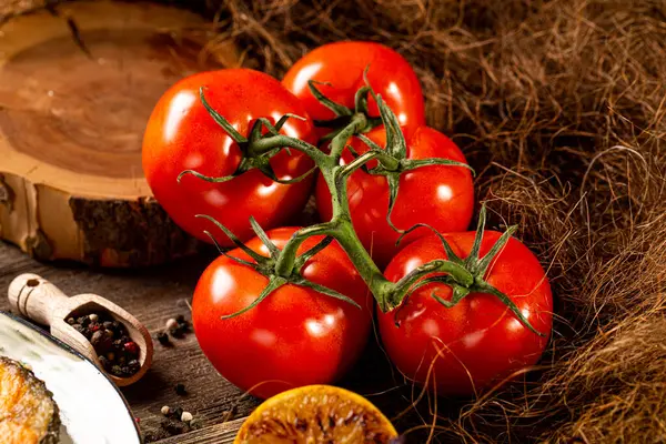 Gałąź pomidorów na tle rustykalnym — Zdjęcie stockowe