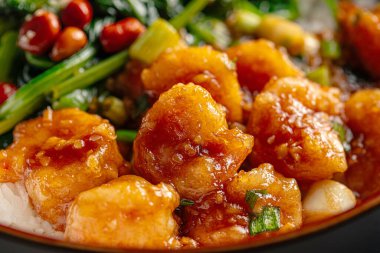 Karides ve ıspanakla izole edilmiş Asya pirinci.