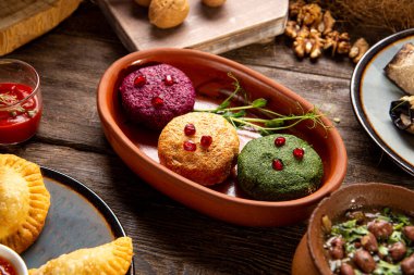 Gürcü aperatif pkhali servis masasında.