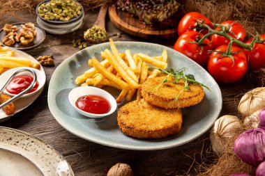 Patates kızartmalı kızarmış pirzola porsiyonu.