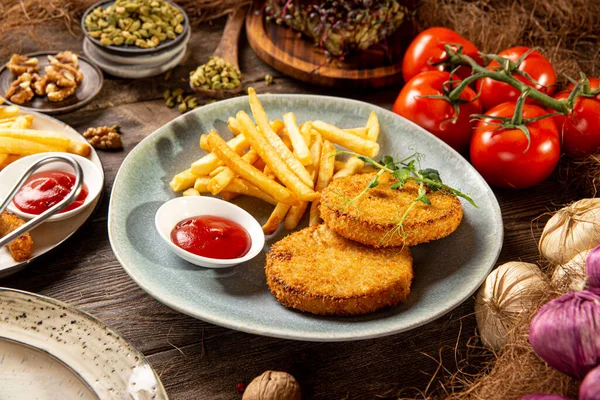 Patates kızartmalı kızarmış pirzola porsiyonu.