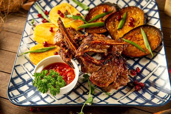 Patlıcanla birlikte kuzuya yaklaş.