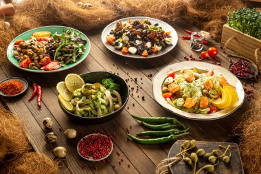 Gürcü aperatifleri ve salatalarının çeşitliliği