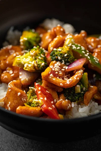 Closeup on bowl of asian curry chicken and rice —  Fotos de Stock