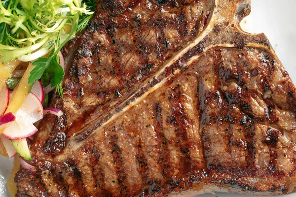 Detailní informace o šťavnaté grilované hovězí steak textuře — Stock fotografie