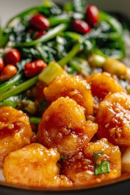 Karides ve ıspanakla izole edilmiş Asya pirinci.