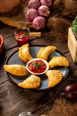 Bir tabak kızarmış oryantal köfte çizelgesi.