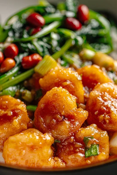 Karides ve ıspanakla izole edilmiş Asya pirinci.