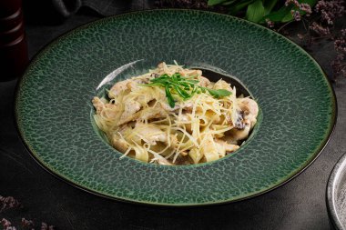 Tavuk ve mantarlı kremalı tagliatelle.