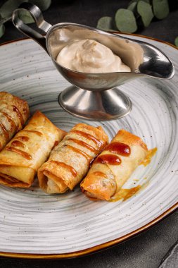 Türk usulü kızarmış borek dürümleri.