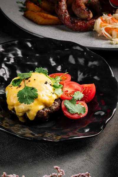 Baked cutlet with melted cheese and tomatoes — Stockfoto