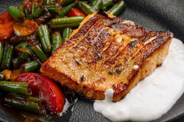 Sebzeli ızgara somon bifteği