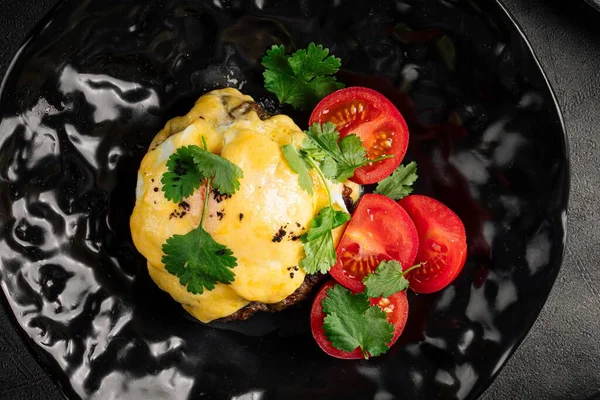 Erimiş peynir ve domatesli fırında pirzola.