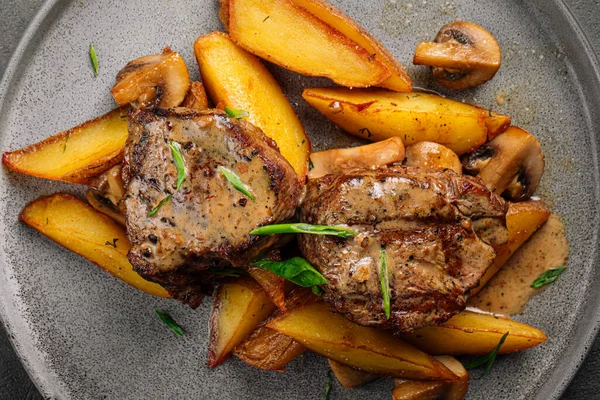 Patates dilimli mignon biftek.