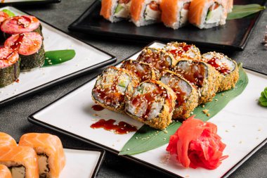 Tempura soslu kızarmış maki suşisi.