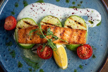 Izgara somon bifteği ve kabak.