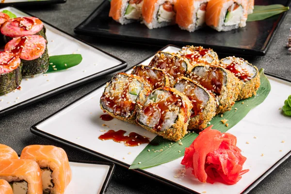 Tempura soslu kızarmış maki suşisi.