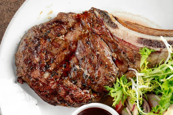 Detailní informace o šťavnaté grilované hovězí steak textuře — Stock fotografie