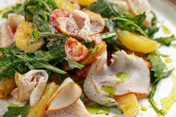 Portakallı ve roka soslu hindi salatası.