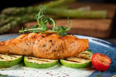 Izgara somon bifteği ve kabak.