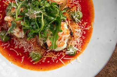 Izgara patlıcanla karides ve peynirli yakın plan.