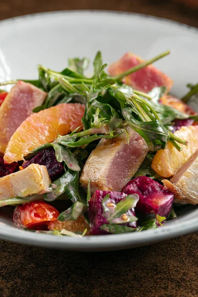 Closeup on gourmet salad with fried tuna — ストック写真