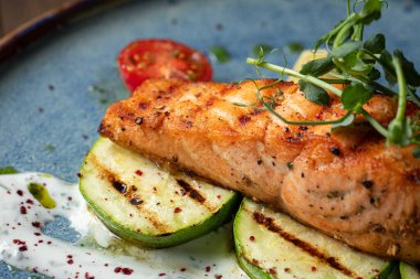 Izgara somon bifteği ve kabak.