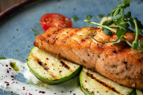 Izgara somon bifteği ve kabak.