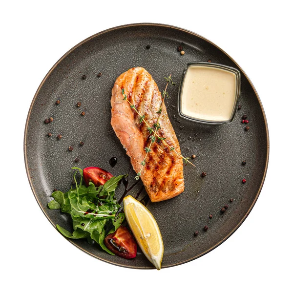 Isolierter Teller mit gegrilltem Lachssteak mit Sauce — Stockfoto