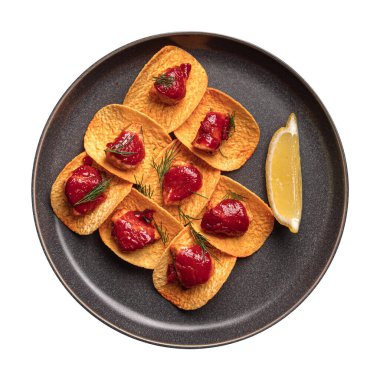 İzole edilmiş soslu patates cipsi.