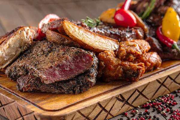 Ahşap servis tahtasına kızarmış et konmuş.