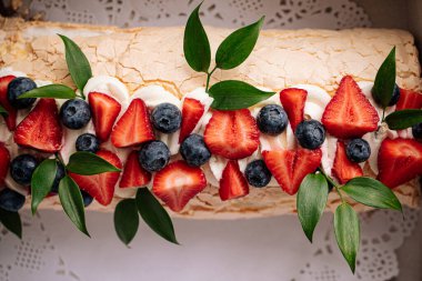 Kremalı tatlı ve böğürtlenli.