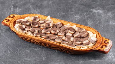 Gri arkaplanda Kazak ulusal yemeği beshbarmak
