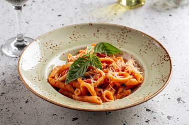 Deniz mahsulleri makarna tabağının yan görüntüsü