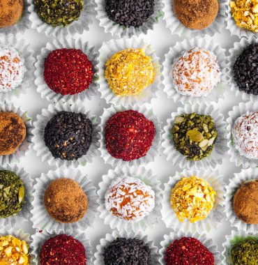 Farklı malzemelerle hazırlanmış çeşitli çikolatalı şekerlemeler.