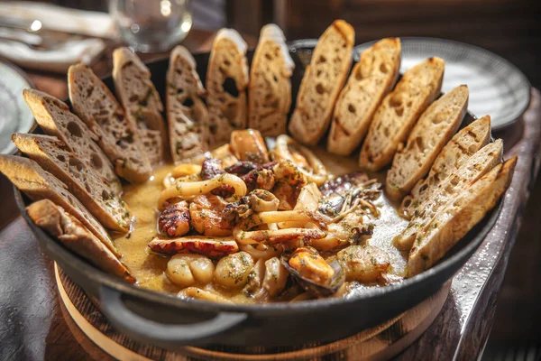 Sartén Guiso Mariscos Con Pan Tostado Mesa Servida — Foto de Stock