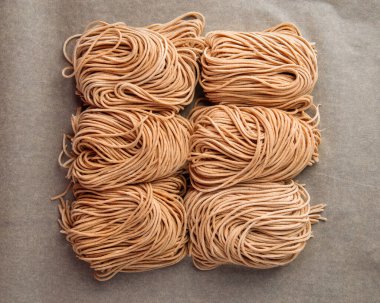 Parşömen kağıdında el yapımı erişte.