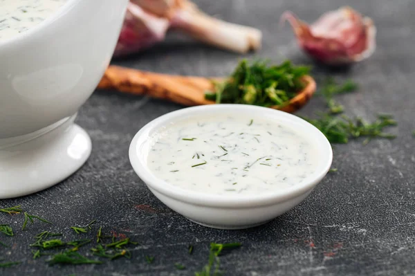 Primer Plano Porción Salsa Crema Agria Sobre Fondo Gris — Foto de Stock