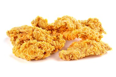 İzole edilmiş kızarmış fast food tavuk kanatları beyaz arka planda