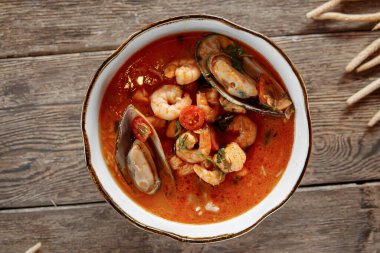 Ahşap zemin üzerinde bir kase Tom tatlı patates çorbası.