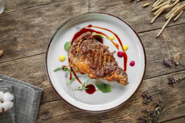 Ahşap arka planda ızgara biftek.