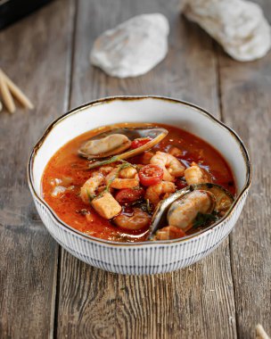 Ahşap zemin üzerinde bir kase Tom tatlı patates çorbası.