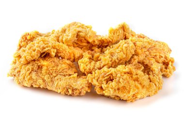 İzole edilmiş kızarmış fast food tavuk kanatları beyaz arka planda