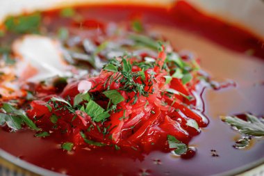 Rus pancar çorbası çorbası kasesine yaklaş.