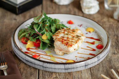 Izgara tavuk bifteğinin porsiyonuna yaklaş.