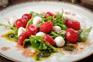 Vişneli domates ve mozzarella peynirli salata.