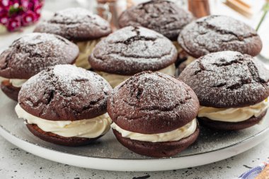 Tatlı çikolatalı kremalı turtalara yakın çekim