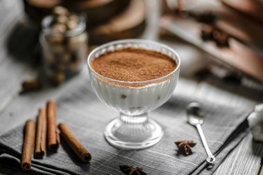 Süslü arka planda tiramisu tatlısı porsiyonu.