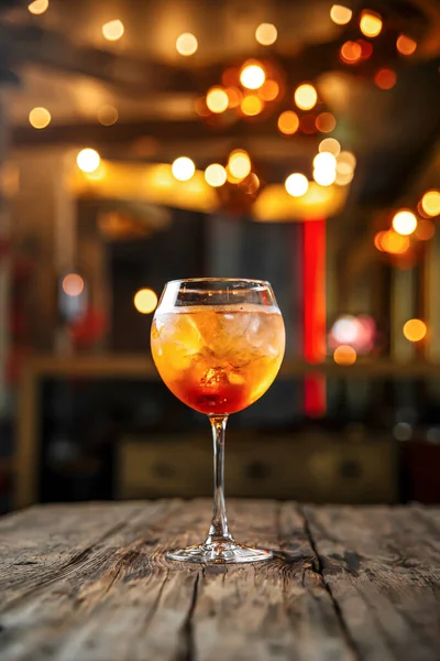 新鮮な柑橘系のアルコールカクテルのガラス側の景色 — ストック写真