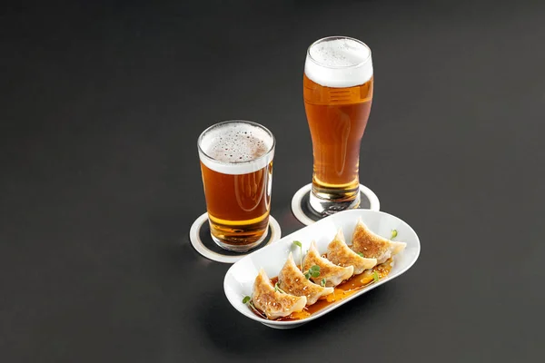 Portion Boulettes Gyoza Japonais Avec Bière Sur Fond Gris — Photo